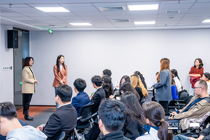 知名人力资源服务商维多利亚老品牌VIC国际的相关资深顾问与企业高级负责人在参访末尾回答现场关于人力资源产业的问题